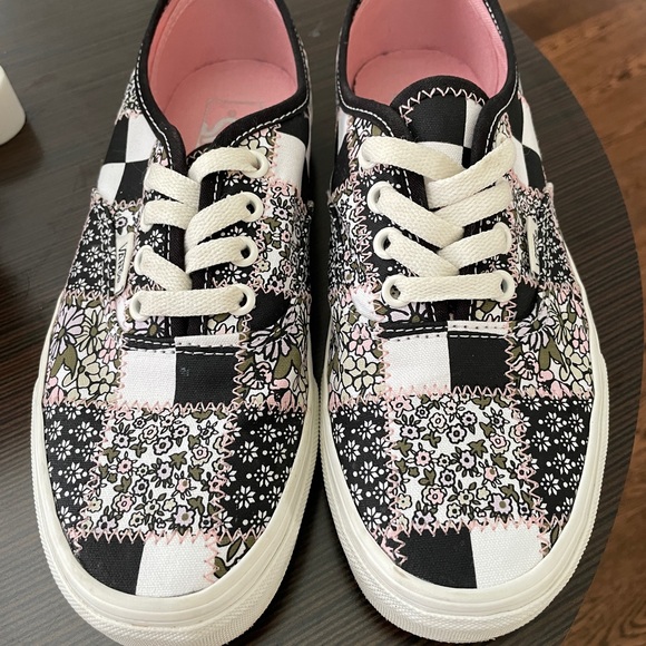 ❣️SOLD❣️Woman’s  Patchwork Floral VANS - Picture 1 of 5
